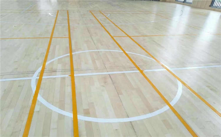 五角楓羽毛球館木地板多少錢一平米？